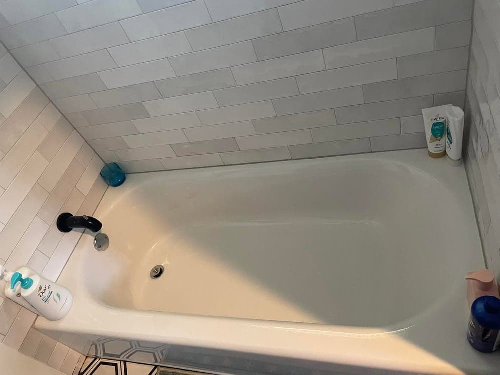 A cleaned bathtub and tiled surround.